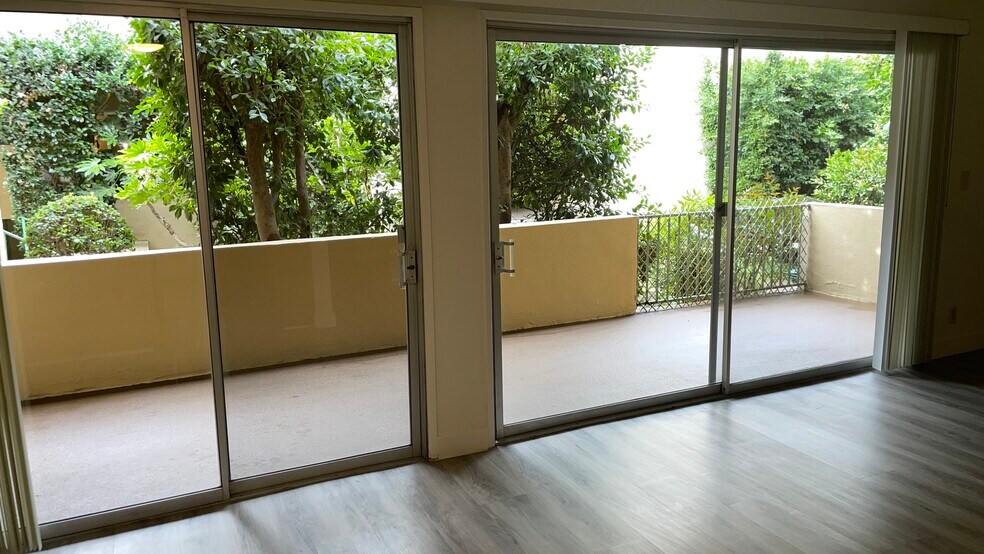 Building Photo - 17424 Burbank Blvd