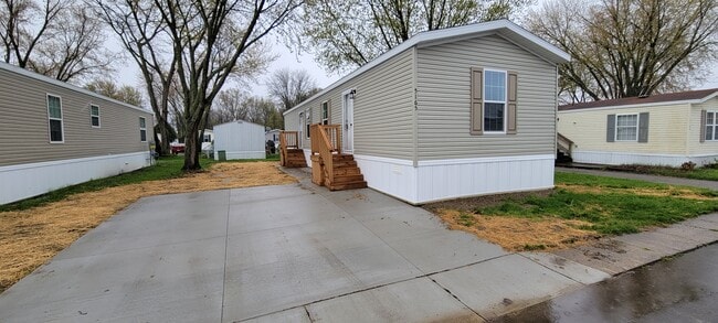 Building Photo - 5165 Chantelle Dr