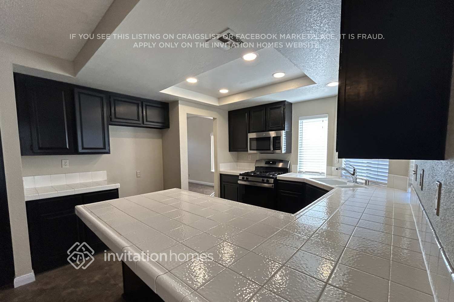Building Photo - 4553 Grandview Dr