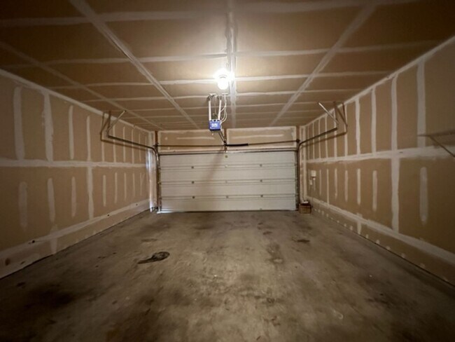 Building Photo - Wonderful home is South Austin. Great loca...