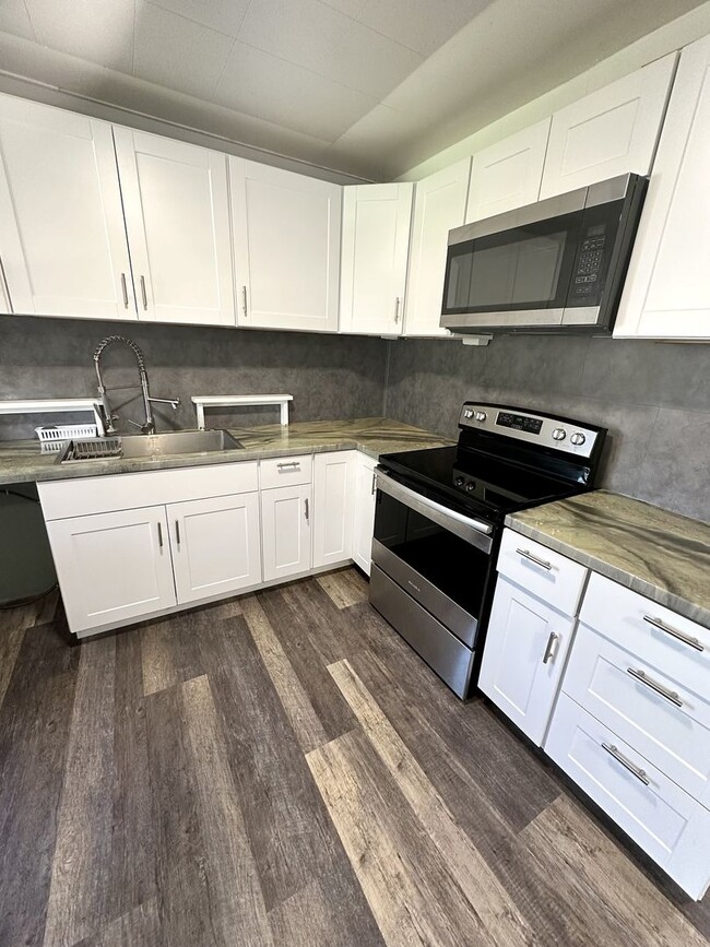 Building Photo - 1st Month Rent Free!  Charming & Modern 2-...