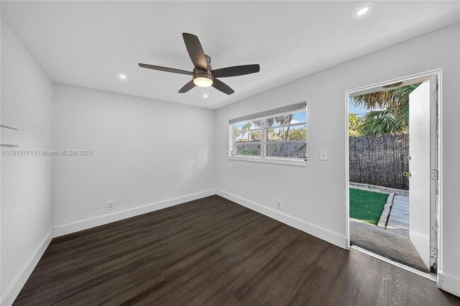 Building Photo - 924 NE 17th Terrace