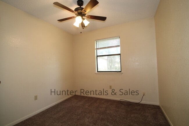 Building Photo - Country Trails Three Bedroom