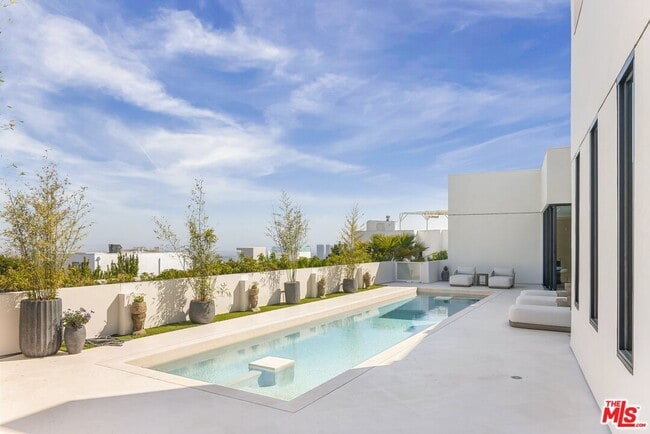 Building Photo - 9405 Sierra Mar Pl