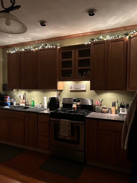 Building Photo - 32 W 4th St