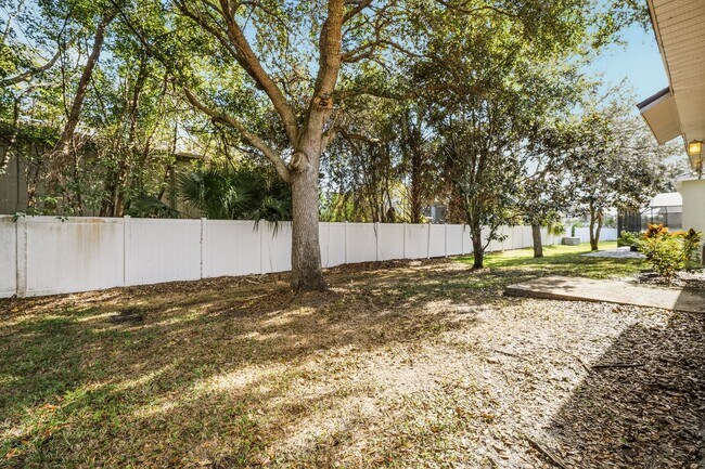 Building Photo - Cozy 4/2 Home Nestled in a Gated Community