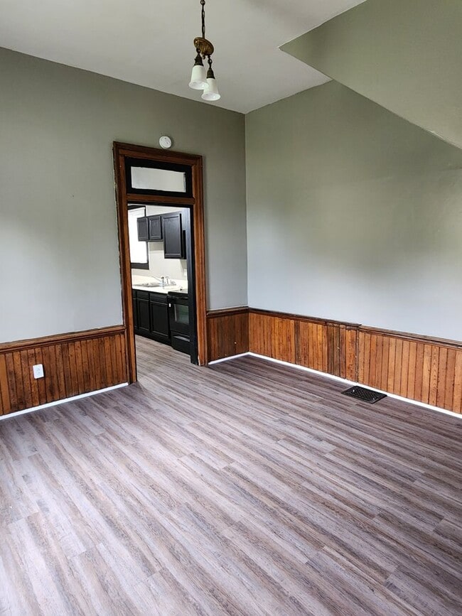 Building Photo - 2 Bedroom 1 bath duplex
