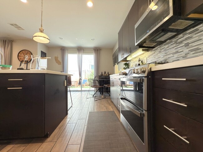 Building Photo - Beautiful 3 Bedroom in Private Community