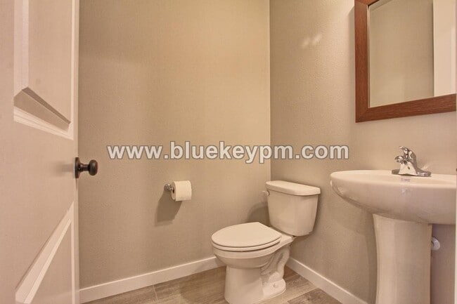Building Photo - 3 Bed, 2.5 Bath Townhome Near WSU and Legacy Salmon Creek