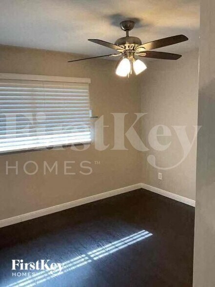 Building Photo - 4527 W Solano Dr S