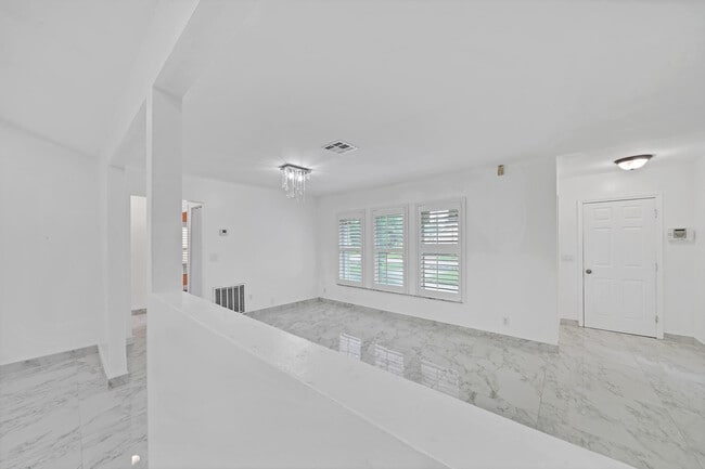 Building Photo - 724 Ave Chaumont