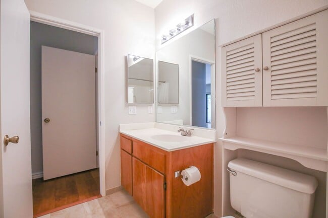 Building Photo - Richmond Marina Bay Condo In Gated Community