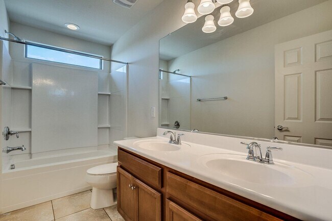 Building Photo - Charming 4-bed, 3.5 bath home with full SOLAR at Trailside community on Happy Valley in North Peoria