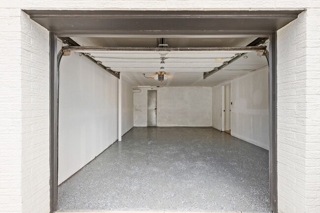 Building Photo - 302 E Harriet Ave