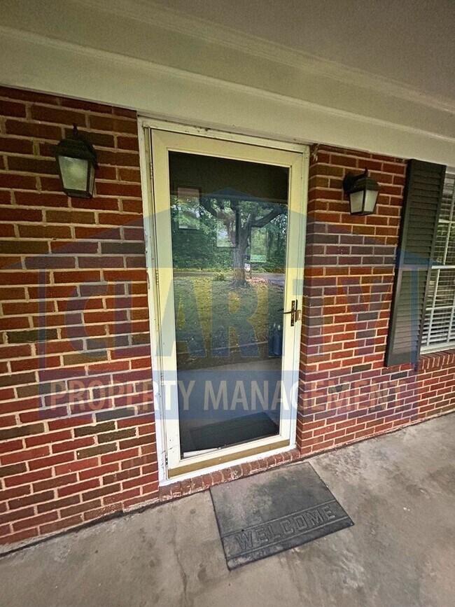 Building Photo - Three bedroom home w/ lots of storage!