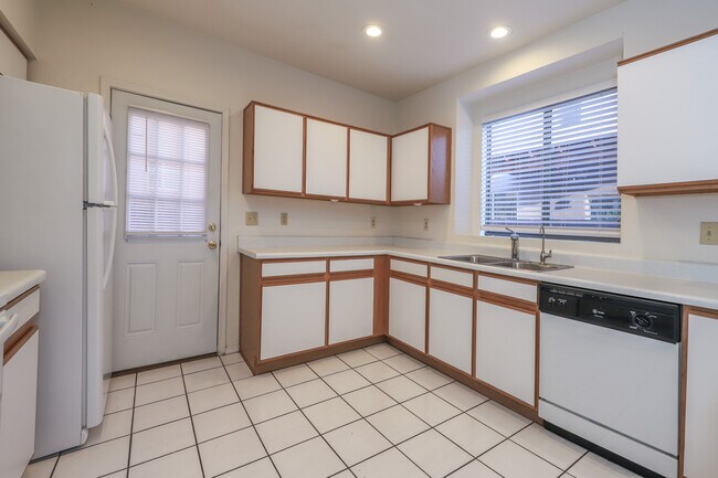 Building Photo - 2927 N Cardell Cir