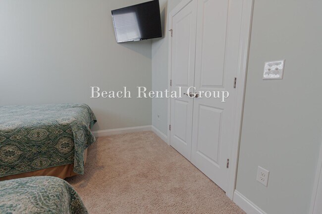 Building Photo - 2402 Via Palma Dr