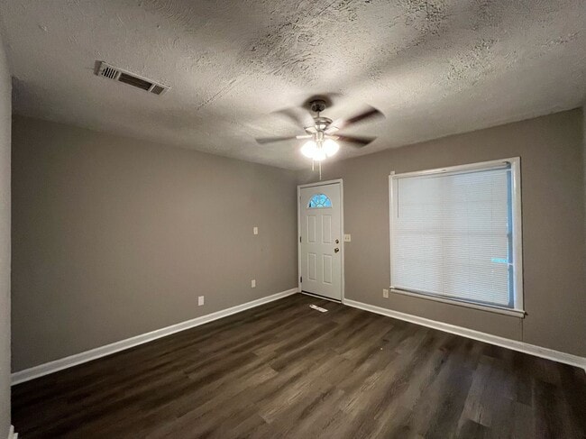 Building Photo - HAP/Section 8 Qualified!