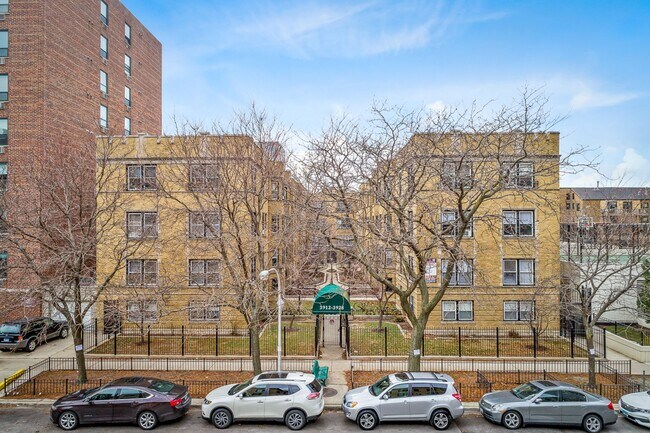 Building Photo - 3912-28 N. Pine Grove