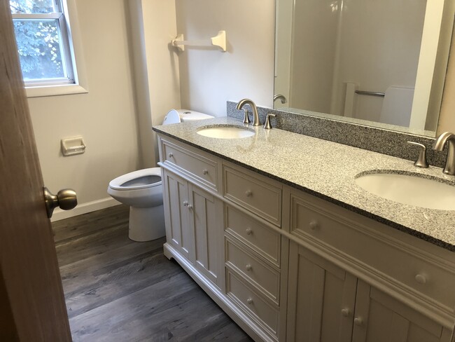 Building Photo - 7 Bluefield Manor