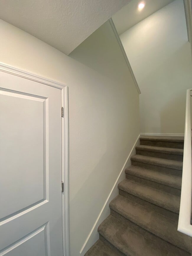 Building Photo - Avalon Woods 4/3/2 ***WON'T LAST***