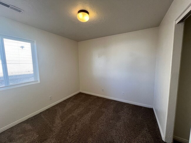 Building Photo - 3 bedroom, 2 bathroom twin home in Cedar Willows