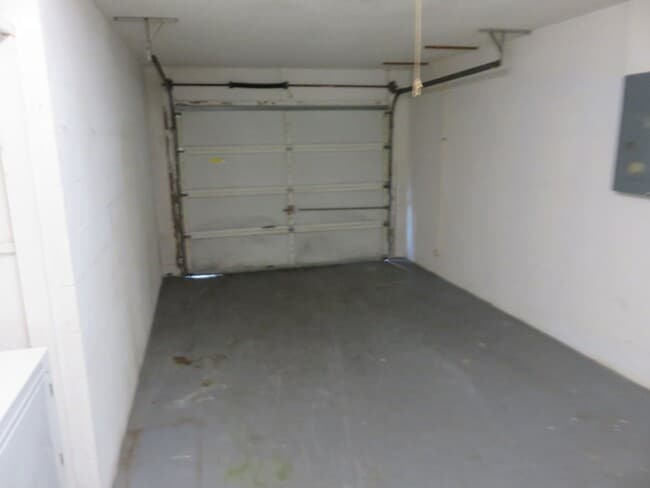 Building Photo - Open and bright 2/2 with garage