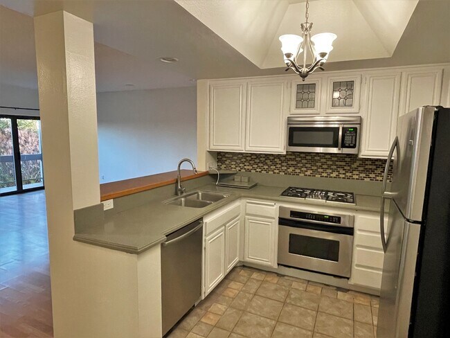 Kitchen, service bar - 8180 Manitoba St