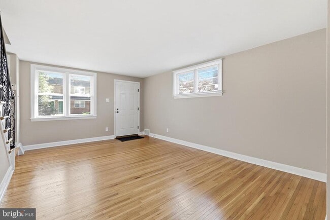 Building Photo - 271 W Wyncliffe Ave