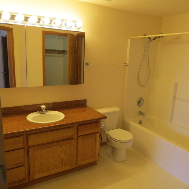 Building Photo - Beautiful 3 Bedroom, 2.5 Bathroom Home on ...
