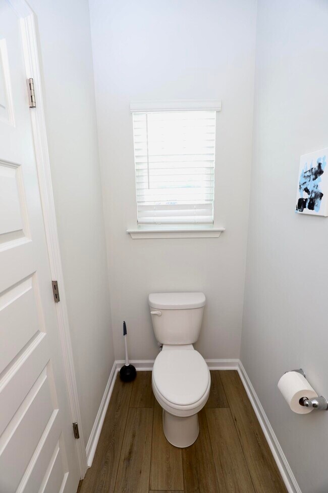 Building Photo - 1052 Ashcroft Cir