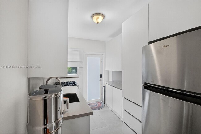 Building Photo - 7207 Bay Dr
