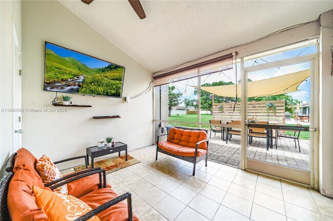 Building Photo - 5400 Lakewood Cir S