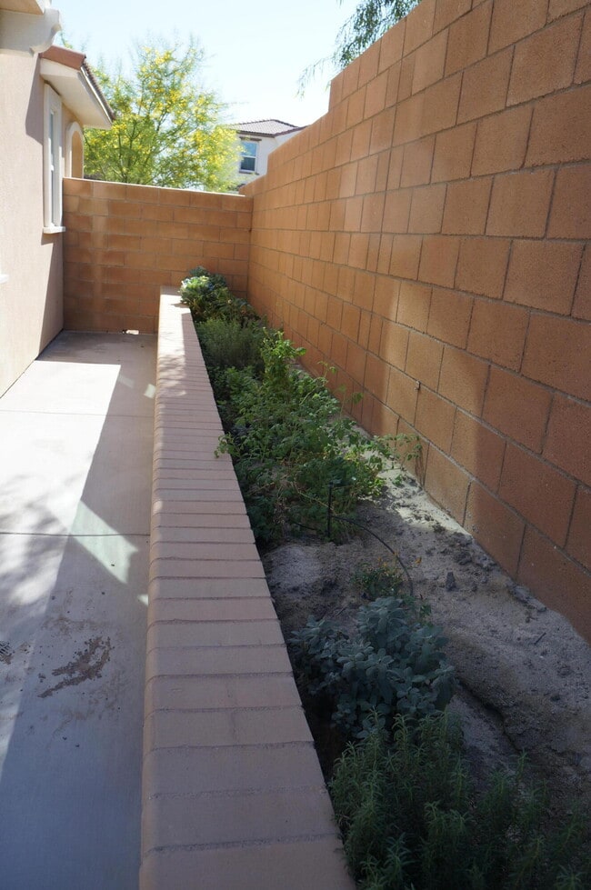 Building Photo - 35515 Bains Ave