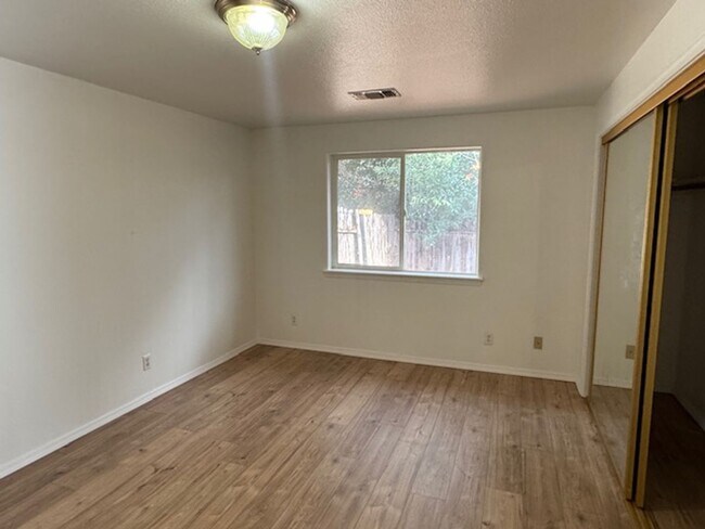 Building Photo - 572-574 COUNTRYSIDE