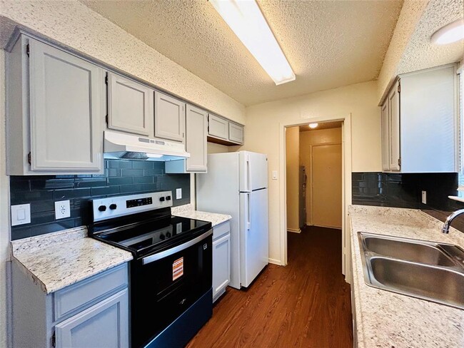 Building Photo - 8802 Pineridge Dr