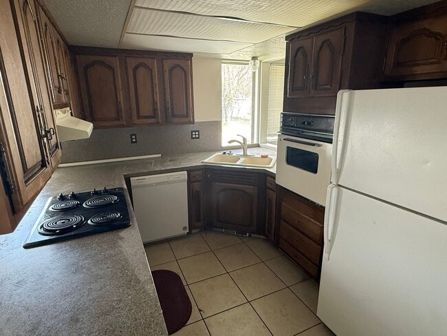 Building Photo - Great home with 2 car garage, deck and shed, fenced yard in Roy for rent