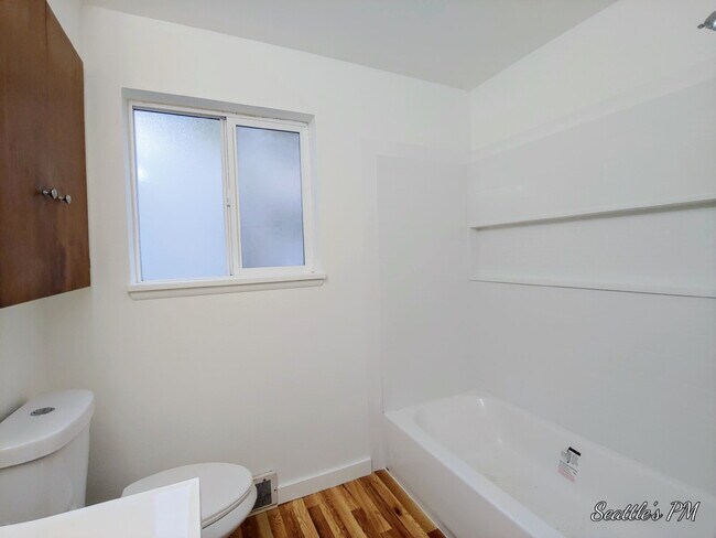 Building Photo - "Charming 2-Bed Retreat with Gleaming Hardwood Floors in Prime Seattle Location!"