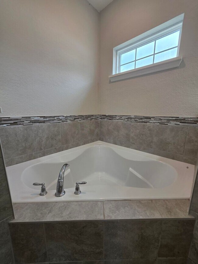 Building Photo - 4-Bedroom, 2.5-Bathroom in Lakeland