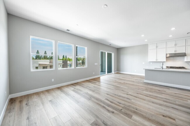 Building Photo - Immaculate New Build Just Steps from Laker...