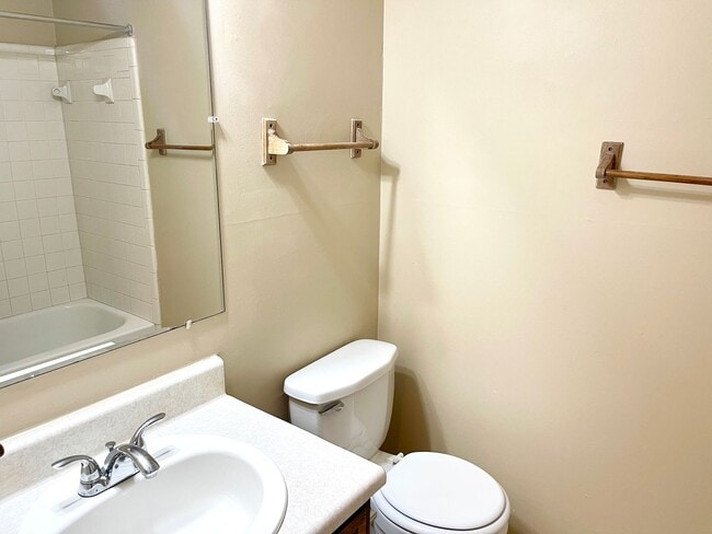 Building Photo - Delightful Upstairs 3 Bedroom / 2 Bathroom Quad-Unit in Fayettevile!