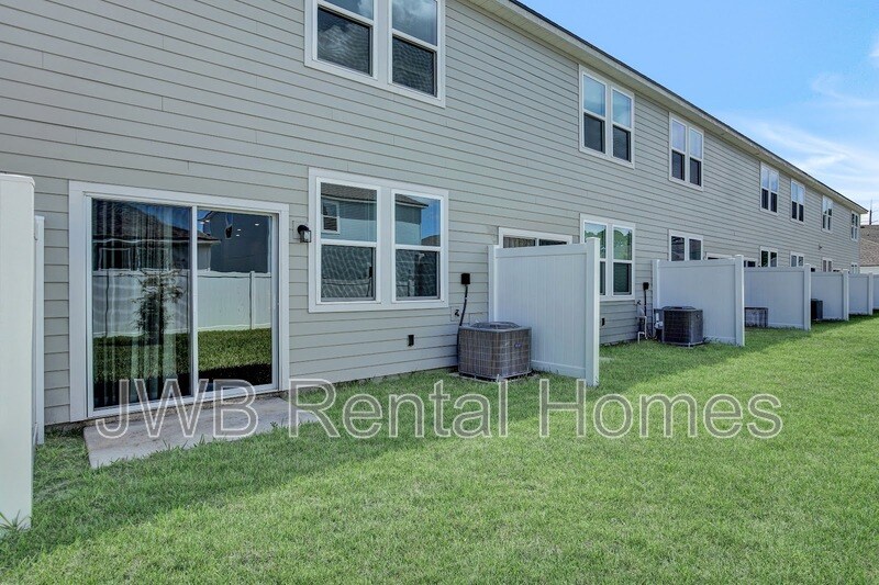 Building Photo - 14567 Macadamia Ln