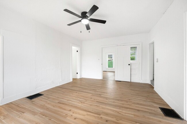 Building Photo - New Listing! 2 bed 1 bath