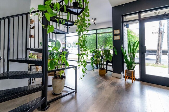 Building Photo - 2213 Poquito St