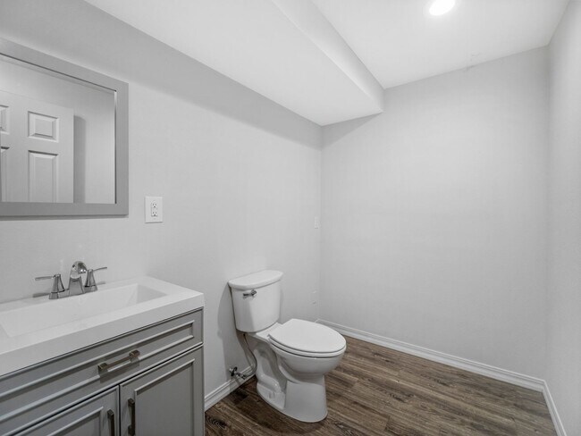 Building Photo - 4bedroom/3bath w/Garage/washer/dryer/fence...