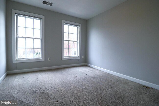 Building Photo - 7228 Fair Oak Dr