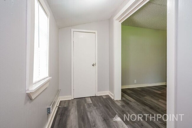 Building Photo - 1211 Country Club Rd