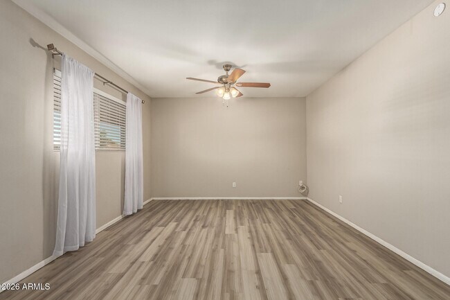 Building Photo - 105 E Manhatton Dr