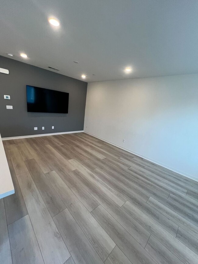 Building Photo - Move-In Special! 2 Weeks Free Rent – Moder...