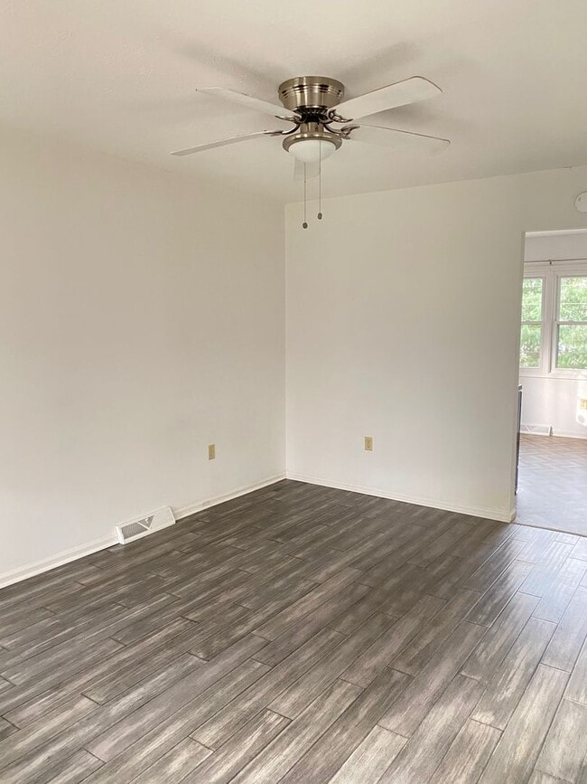 Building Photo - Conveniently located 4 bedroom, 2 bathroom...